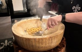 最近亏太多了，关灯吃个面 ​​​