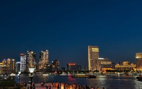 外滩很长，两岸都好看，离我家也近，走点路就到了。
